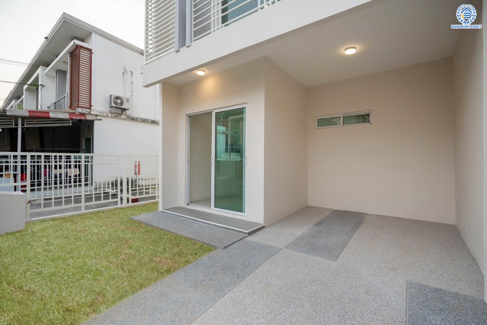 บ้านมือสองตกแต่งใหม่ โครงการ พฤกษาทาวน์เน็กซ์ ติวานนท์-พระราม5 หลังมุม เนื้อที่ 21.6 ตร.ว. ฟังก์ชัน 3 ห้องนอน 2 ห้องน้ำ 1 ที่จอดรถ พร้อมเข้าอยู่ได้ทันที บนทำเลเดินทางสะดวก ติดถนนนครอินทร์ เชื่อมต่อถนนราชพฤกษ์ ถนนกาญจนาภิเษก ใกล้จุดขึ้นทางด่วน "ศรีรัช" และรถไฟฟ้าสายสีม่วง "สถานีตลาดบางใหญ่"